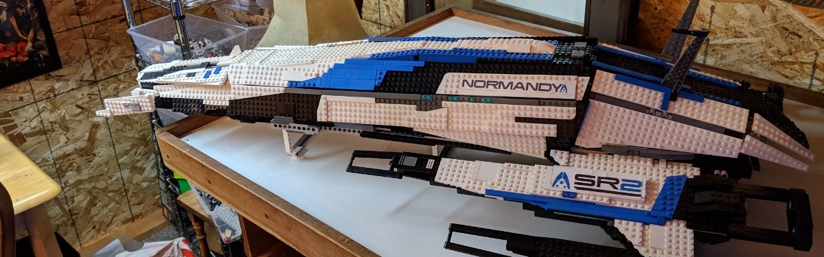 Фанат Mass Effect воссоздал фрегат «Нормандия SR-2» из LEGO