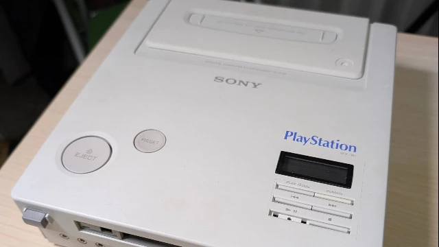 Вторая уцелевшая консоль Nintendo PlayStation нашлась в шкафу у Кутараги Кена и попала на фото