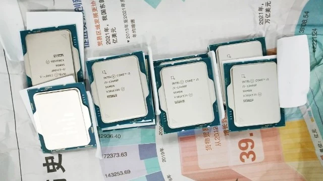 Китайская таможня поймала человека с 239 процессорами Intel