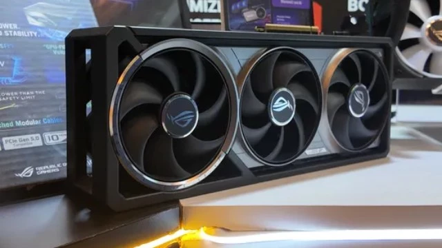 ASUS ROG Astral RTX 5090 очень красива и огромна, а RTX 5090 FE наоборот очень мала