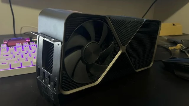 В сеть попали фото RTX 4090 Ti, прототипа отмененной видеокарты