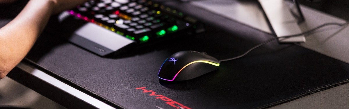 Hyperx pulsefire драйвер. HYPERX Pulsefire Surge. HYPERX Mouse Pad Pulsefire mat. HYPERX Pulsefire Surge бу. HYPERX Surge + Logitech Craft как выглядит на столе.