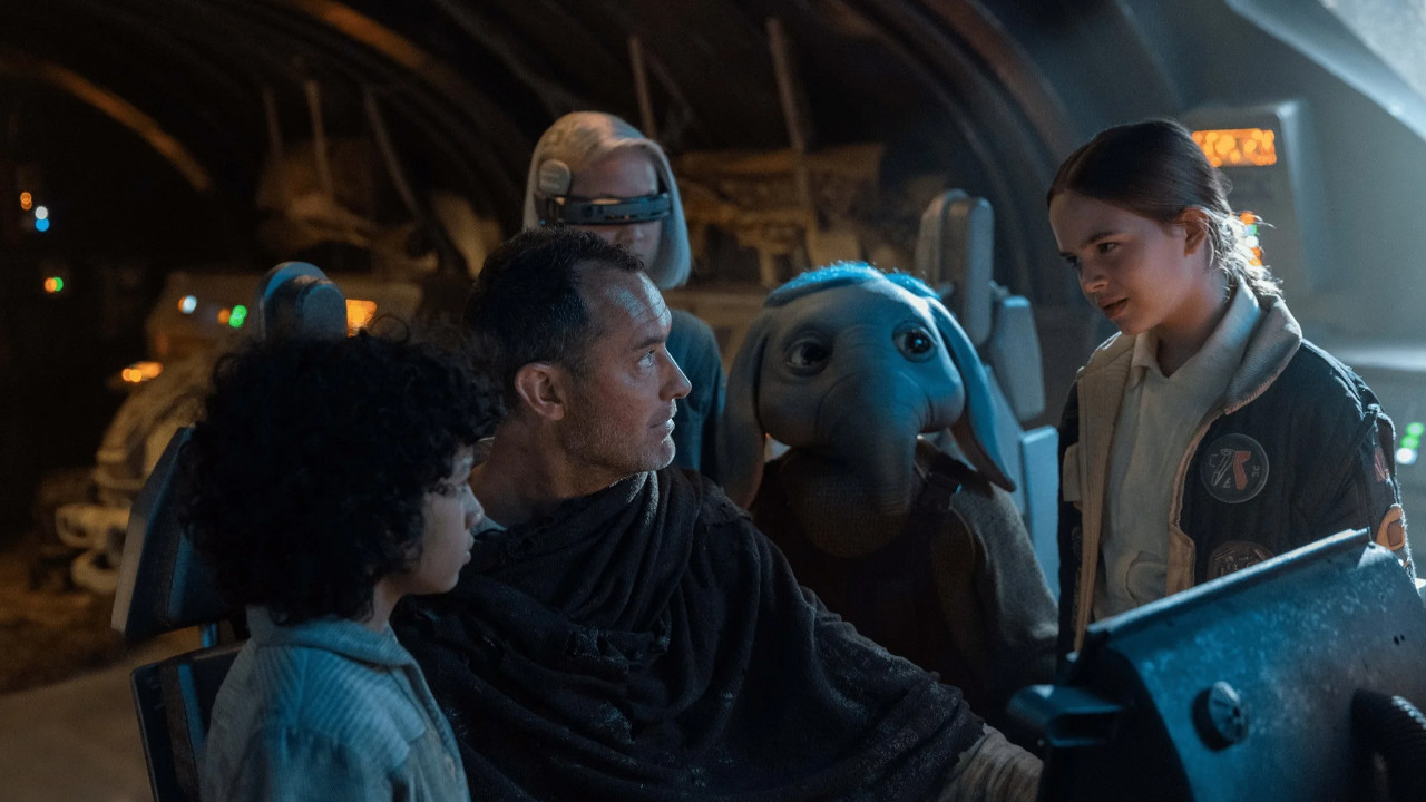 Джуд Лоу и голубой слоник на первых кадрах «Звездных войн: Опорная команда». Премьера 3 декабря